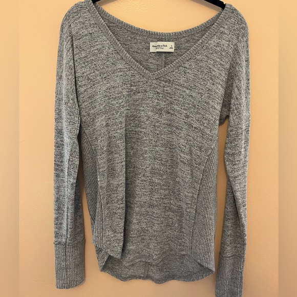 Abercrombie & Fitch Tops - Gray long sleeve v neck